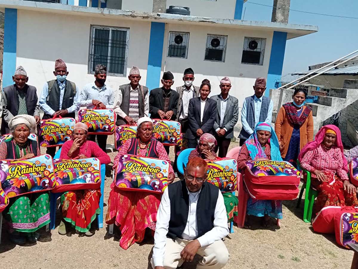 बैतडीको पाटन ८ मा सम्मान स्वरुप जेष्ठ नागरिकलाई कम्बल